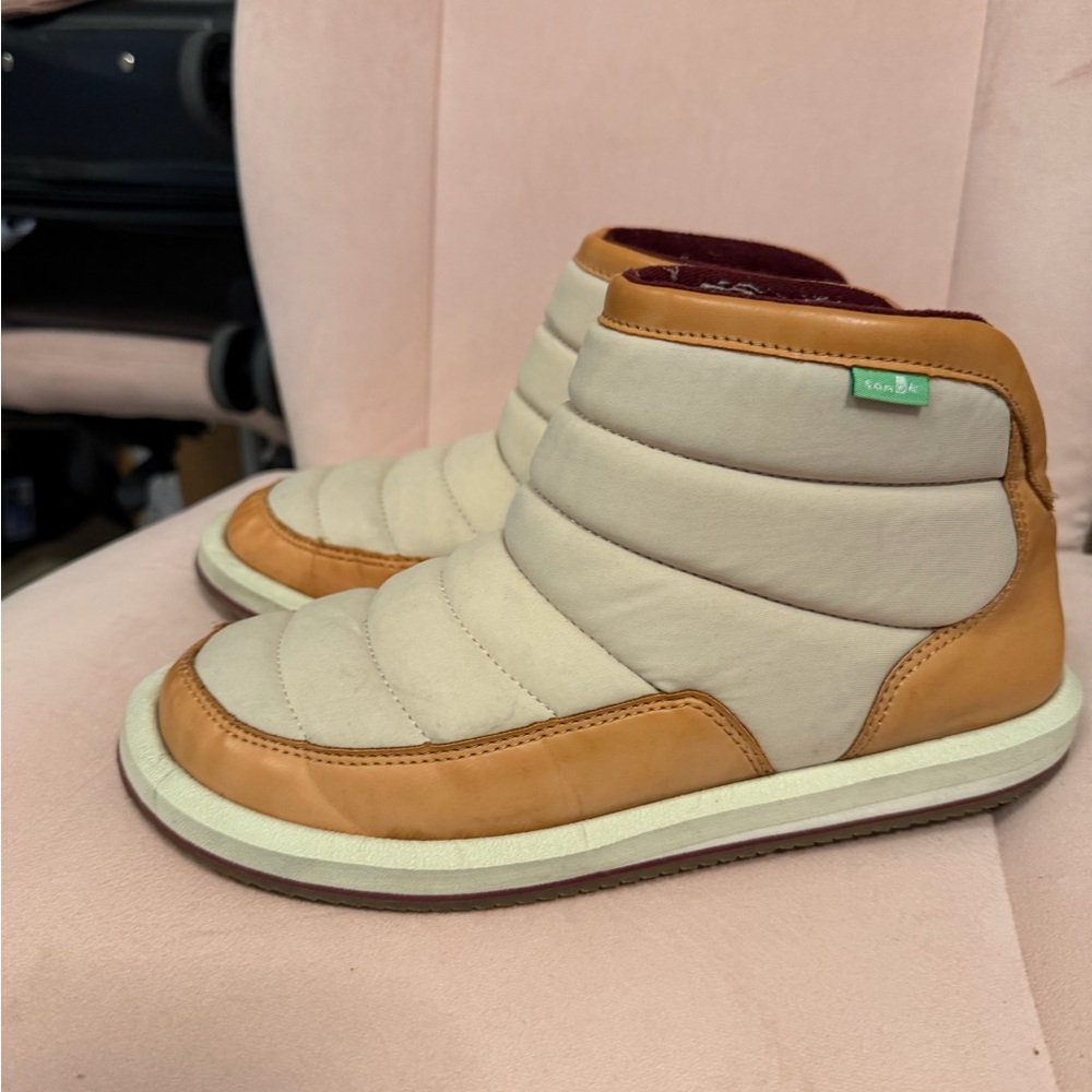 Sanuk Cream and Tan Winter Boots